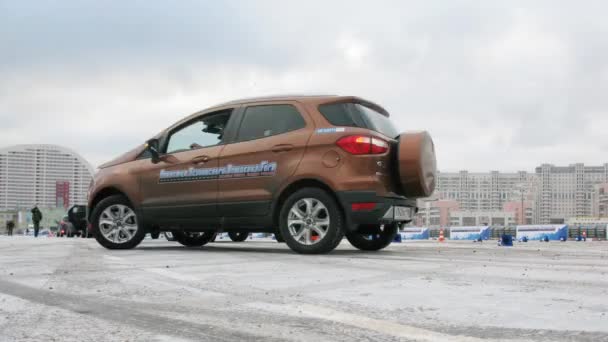 La gente se sienta en coches Ford — Vídeo de stock