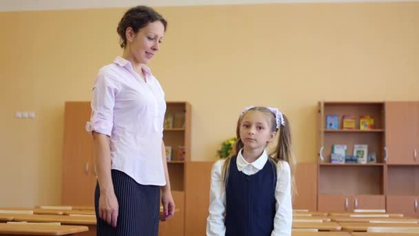 Little girl and teacher — Stock Video