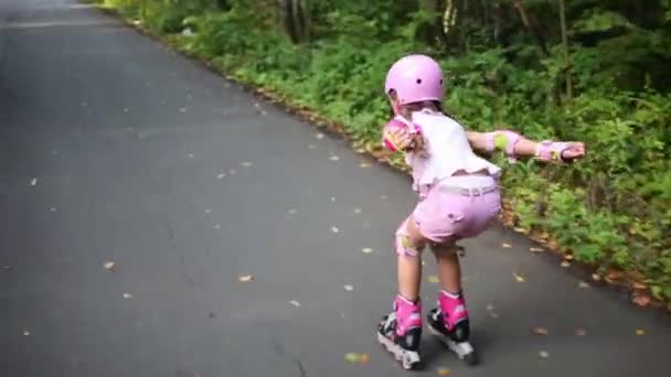 Девушка в шлеме едет на роликовых коньках — стоковое видео