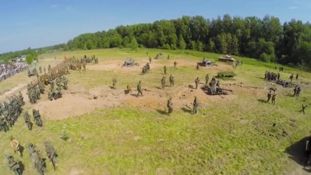 Les spectateurs regardent les armées soviétiques et allemandes — Video