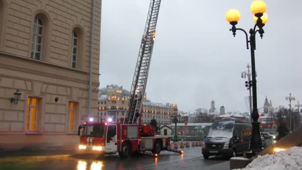 Yangın kamyon yükseltir ve düşürür — Stok video