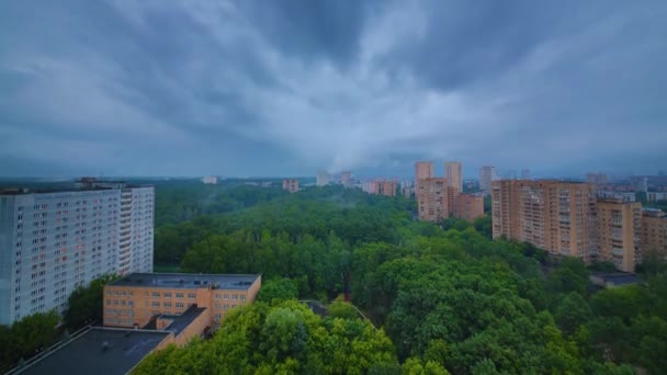 Nubes moviéndose sobre el distrito de Moscú — Vídeo de stock