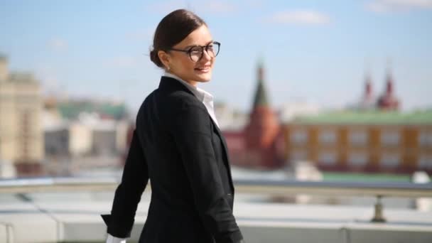 Jeune fille en lunettes promenades — Video