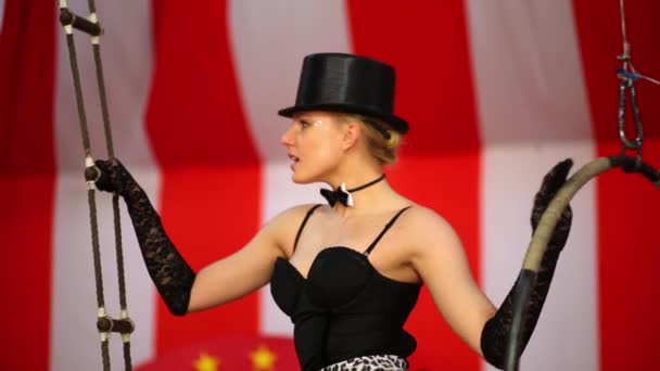 Cirque interprète féminine en chapeau haut de forme — Video