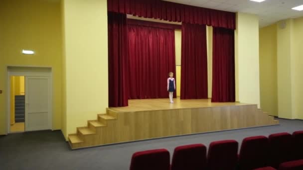 Chica feliz en uniforme realiza en el escenario — Vídeo de stock