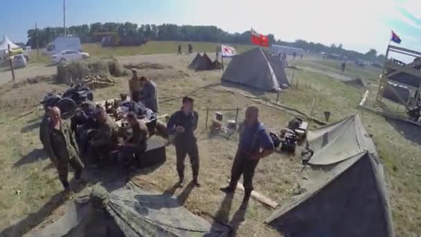 Soldaten krijgen rust in kamp — Stockvideo