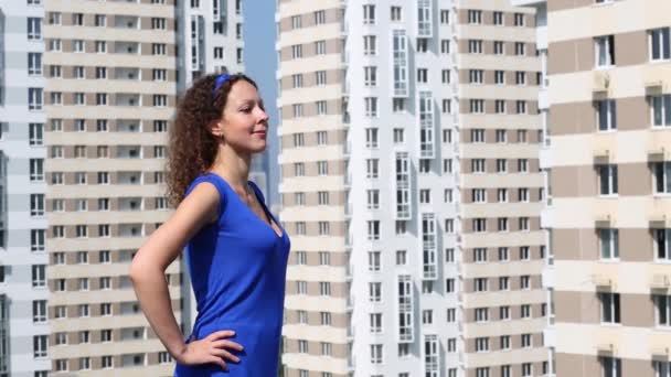 Happy woman looks at modern buildings — Stock Video