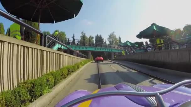 Viaje de atracción de coches en Disneyland — Vídeo de stock