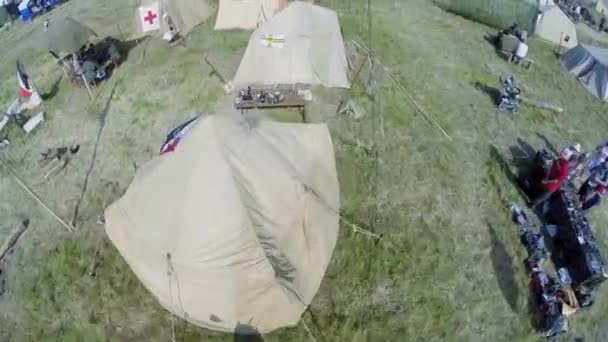 Acampamento militar com pessoas durante Battlefield — Vídeo de Stock