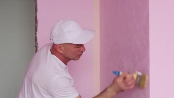 Colorant en blanc vêtements et casquette fonctionne — Video