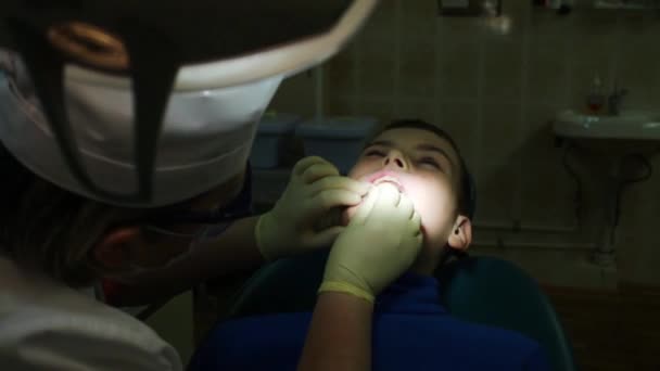 Dentista comprueba dientes de adolescente — Vídeos de Stock