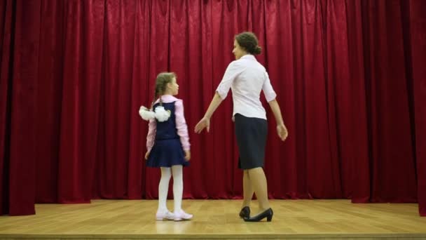 Happy mother and daughter hold hands — Stock Video