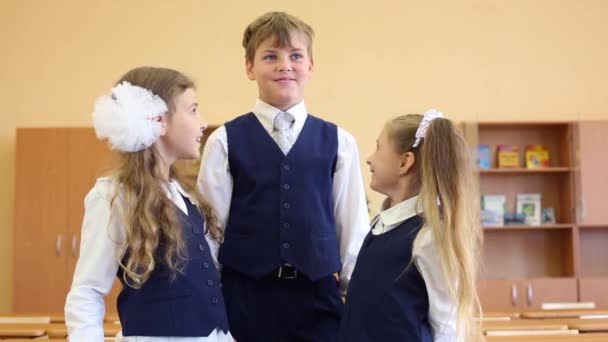 Dos niñas felices y un niño en el aula — Vídeos de Stock