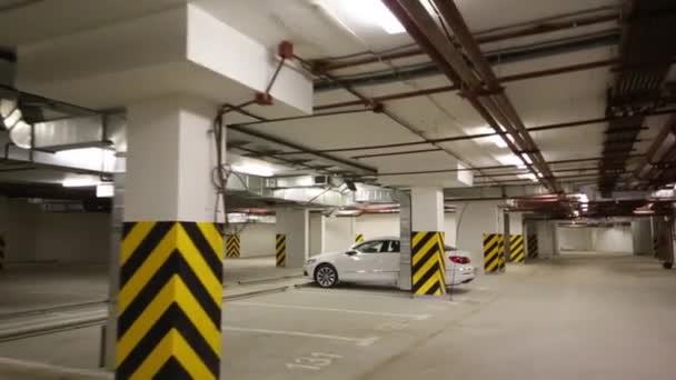 Witte auto staande op parkeren — Stockvideo