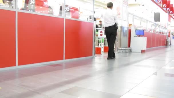 Люди выходят из магазина — стоковое видео