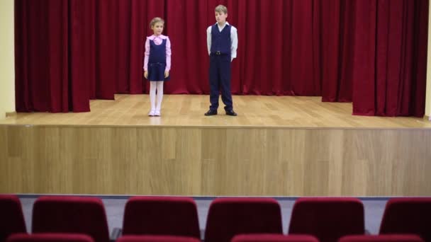 Chica y niño en uniforme escolar realizar — Vídeo de stock