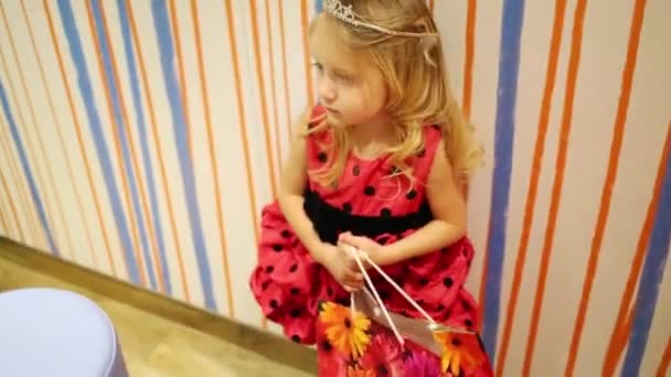 Pequena menina bonita na coroa — Vídeo de Stock