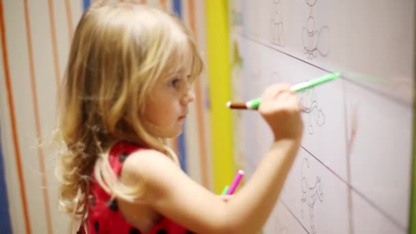 Menina desenha por marcadores — Vídeo de Stock