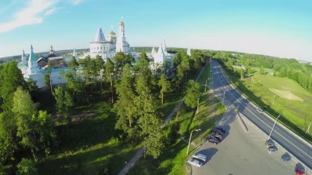 Samochody jeździć przez road, w pobliżu kompleksu — Wideo stockowe