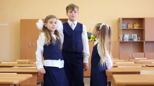 Δύο κορίτσια ευτυχισμένη και αγόρι στην τάξη — Αρχείο Βίντεο