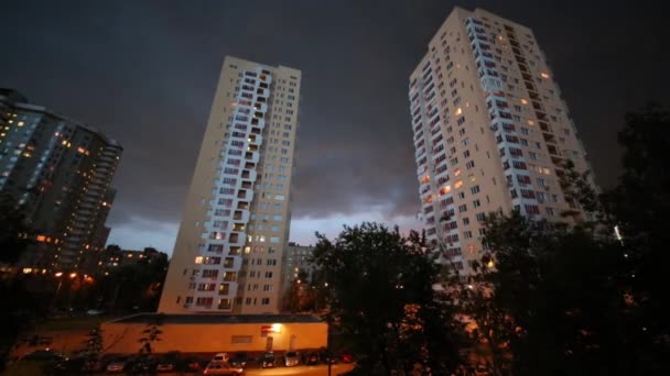 Zomer storm met wind in de buurt van residentiële gebouwen — Stockvideo