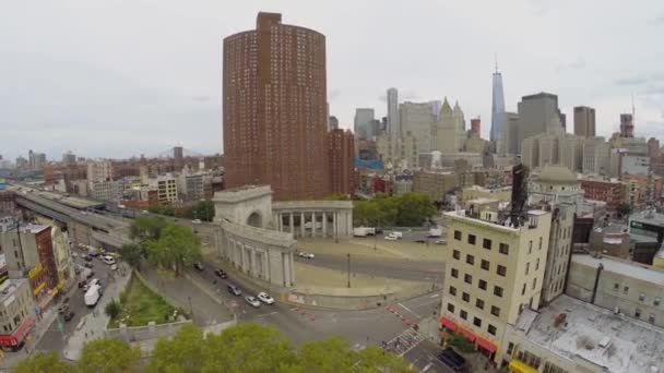 Trafik nära Manhattan Bridge — Stockvideo