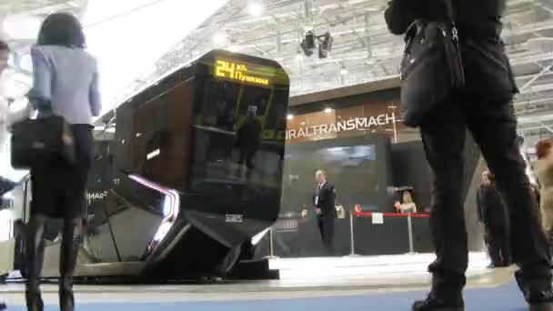 Neues Straßenbahnmodell wird ausgestellt — Stockvideo