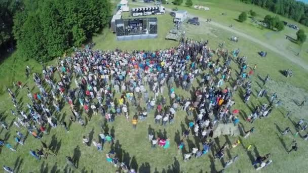 Menschen hören Konzert auf dem Schlachtfeld — Stockvideo