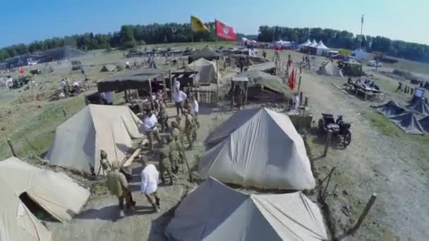 Formation de soldats dans le camp pendant la reconstruction — Video