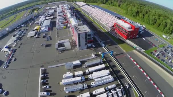 Caminhões e carros estacionados — Vídeo de Stock