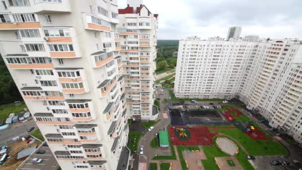 Stadsbild med bostadshus och lekplats — Stockvideo