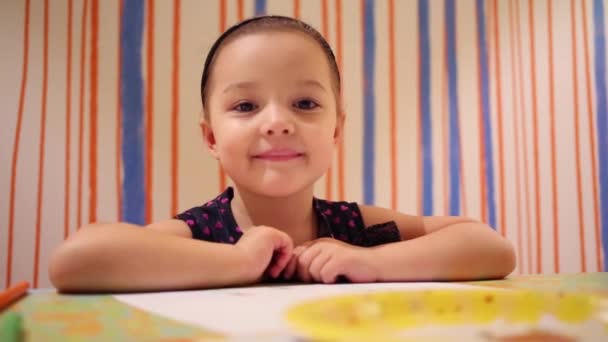 Маленька гарненька дівчинка малює — стокове відео