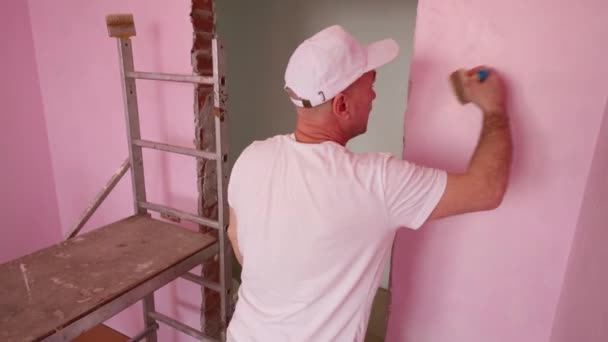 Trabajado pinta pared en la habitación — Vídeo de stock