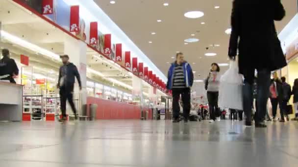 Moderno centro comercial Auchan — Vídeo de stock