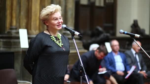 Elena Malysheva spreekt tijdens de ceremonie — Stockvideo