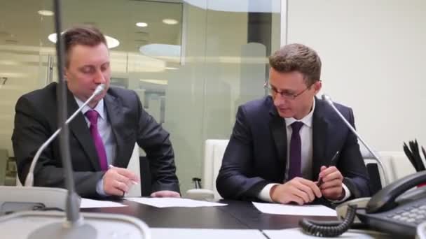 Deux hommes d'affaires sortent de table — Video
