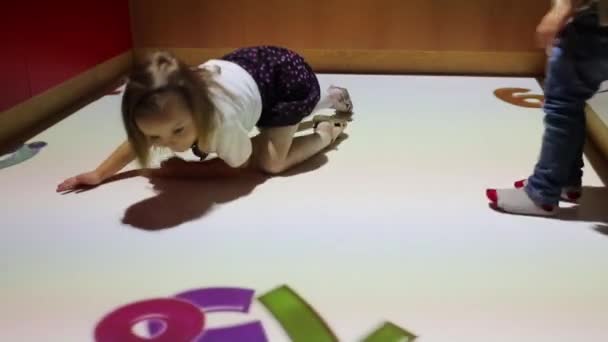 Две маленькие девочки ловят числа — стоковое видео
