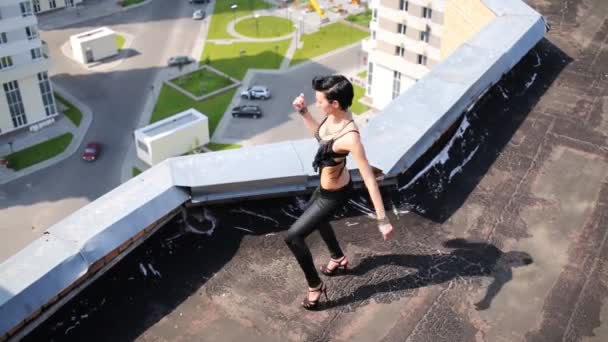 Hermosa chica bailando en el techo — Vídeos de Stock