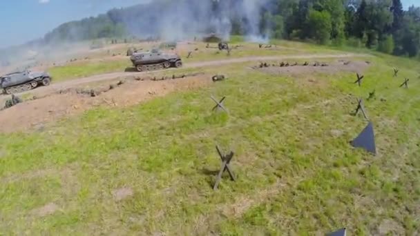 Rote Armee greift Schützengräben an — Stockvideo