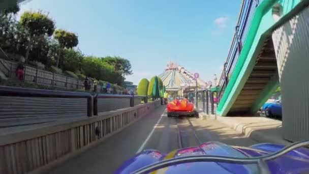 A Befejezés attrakciója Disneyland autóval — Stock videók