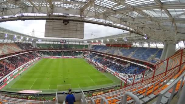 Opérateur tourne la vidéo du match de football — Video