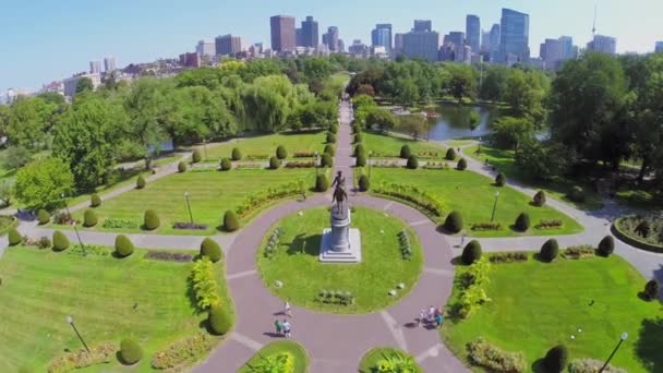 As pessoas caminham pelo Boston Public Garden — Vídeo de Stock