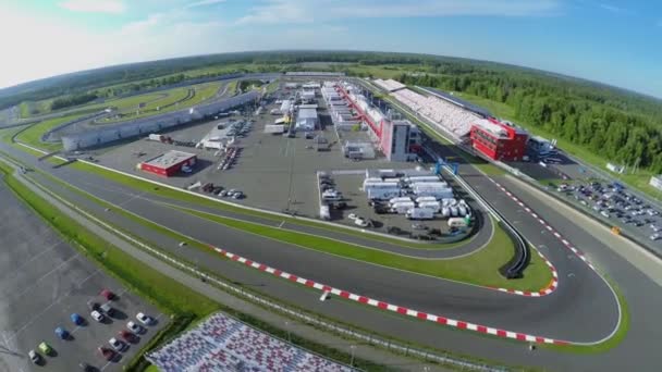 Camiones y coches estacionados en el autódromo — Vídeos de Stock