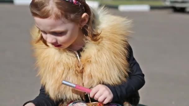 Little girl with lipstick — Stock Video