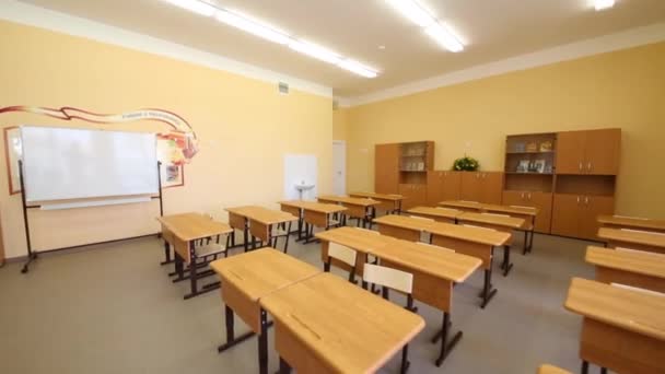 Salle de classe vide avec bureaux — Video