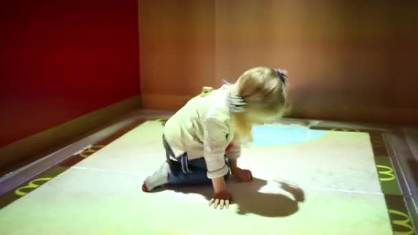 Girl play in room with interactive floor — Stock Video