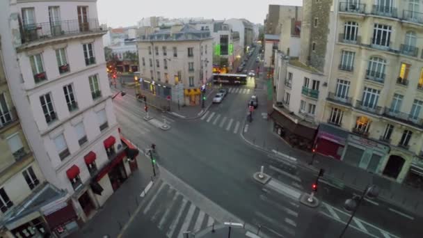 Motorkáři jezdí o křižovatku Rue La Fayette — Stock video