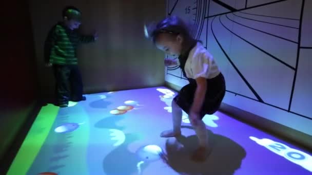 Μικρό αγόρι και κορίτσι σε διαδραστικό πάτωμα — Αρχείο Βίντεο