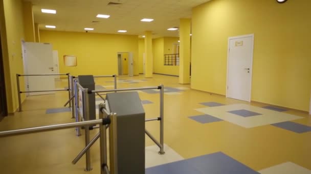 Nouveau hall moderne avec tourniquets  