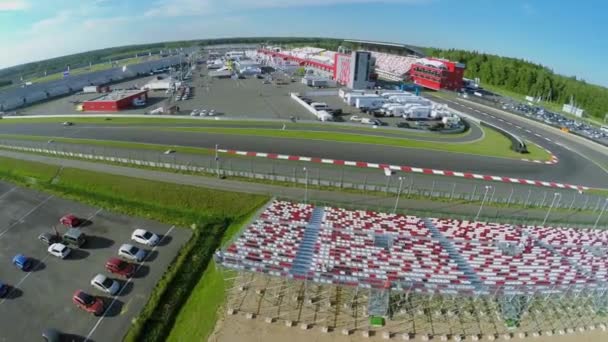 Paseos en coche por pista de carreras — Vídeos de Stock